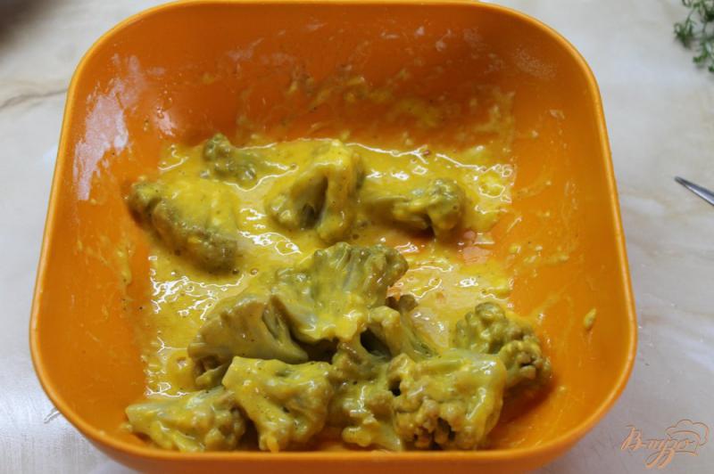 Фото приготовление рецепта: Капуста в панировке из сметанным соусом шаг №3