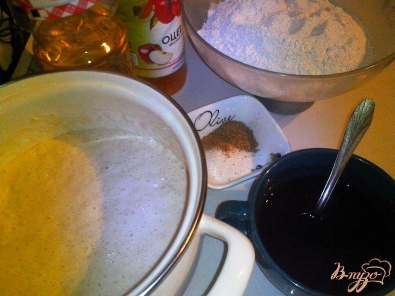 Фото приготовление рецепта: Чёрный хлеб на закваске с солодом и кориандром в хлебопечке шаг №1