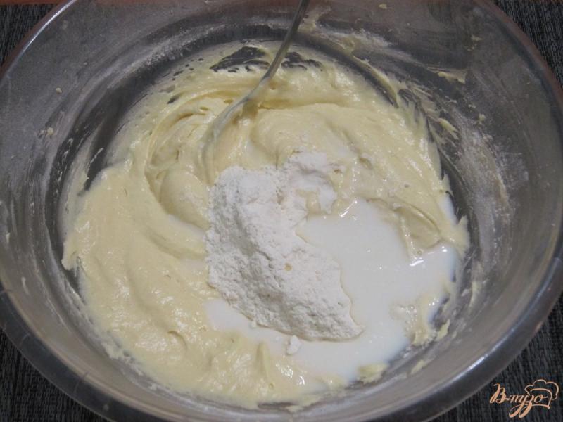 Фото приготовление рецепта: Кексы ванильные с кремом шаг №4