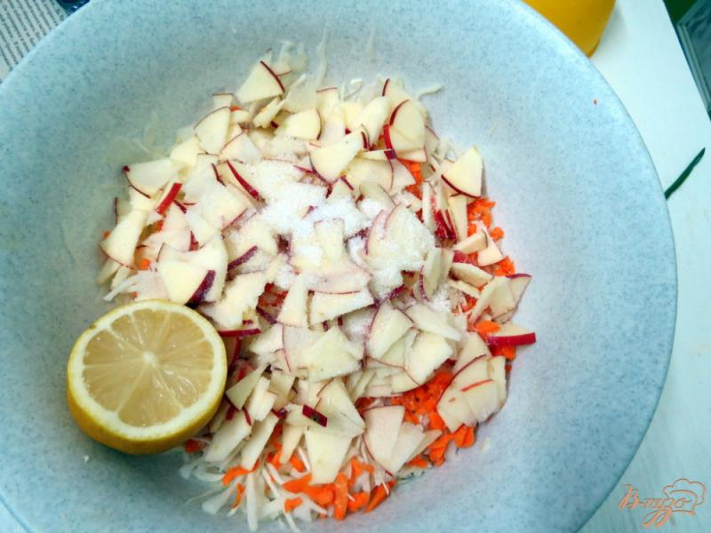Фото приготовление рецепта: Салат из капусты с фруктами шаг №5