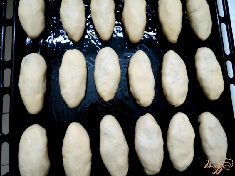 Фото приготовление рецепта: Дрожжевое тесто на майонезе и пирожки на нём шаг №16