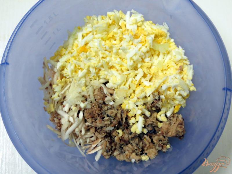 Фото приготовление рецепта: Салат из сардин с грибами шаг №8