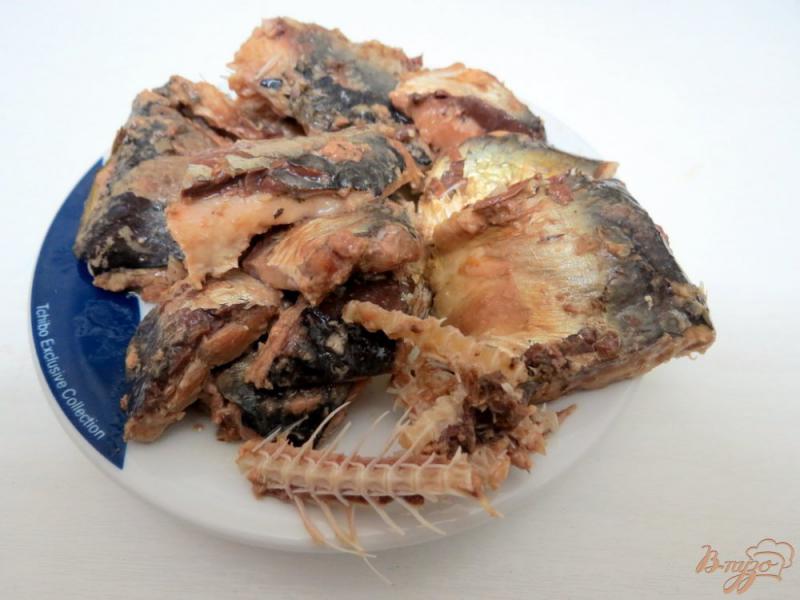 Фото приготовление рецепта: Салат из сардин с грибами шаг №2