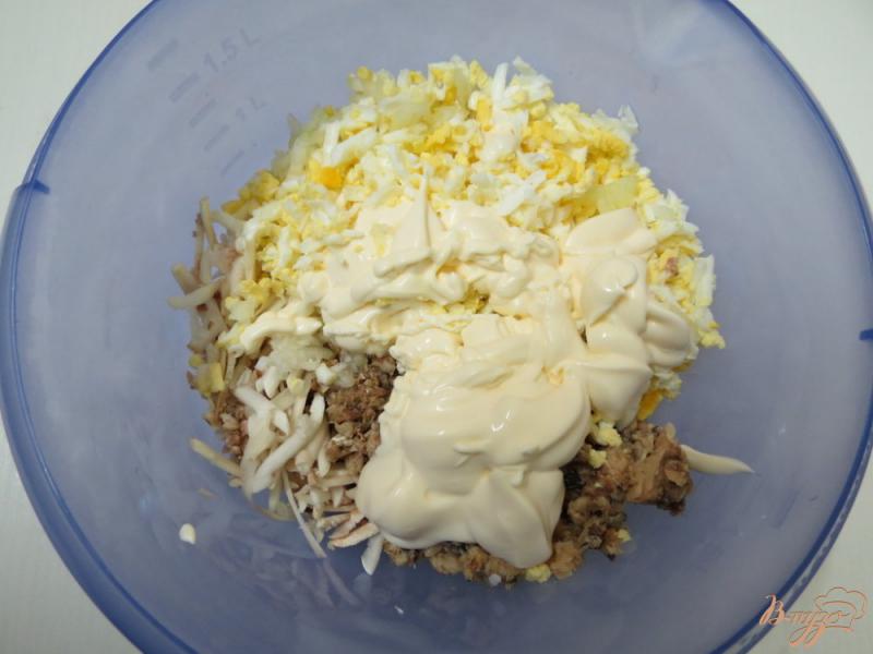 Фото приготовление рецепта: Салат из сардин с грибами шаг №9