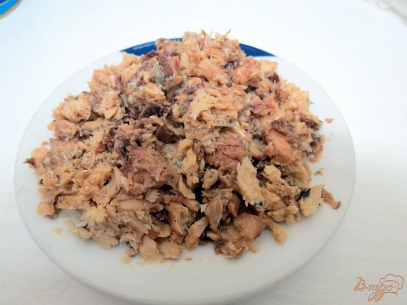Фото приготовление рецепта: Салат из сардин с грибами шаг №3