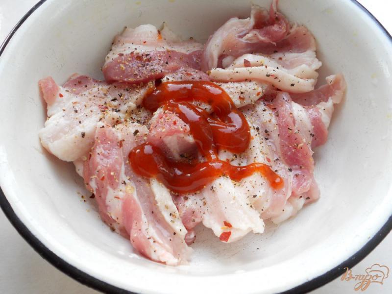 Фото приготовление рецепта: Свиная грудинка острая, жареная на сковороде шаг №2