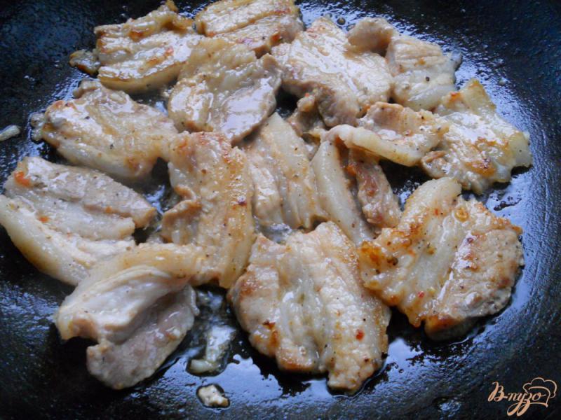Фото приготовление рецепта: Свиная грудинка острая, жареная на сковороде шаг №4