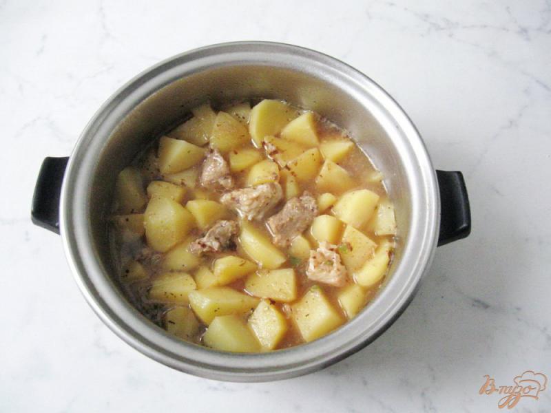 Фото приготовление рецепта: Жаркое из свинины с картофелем шаг №6