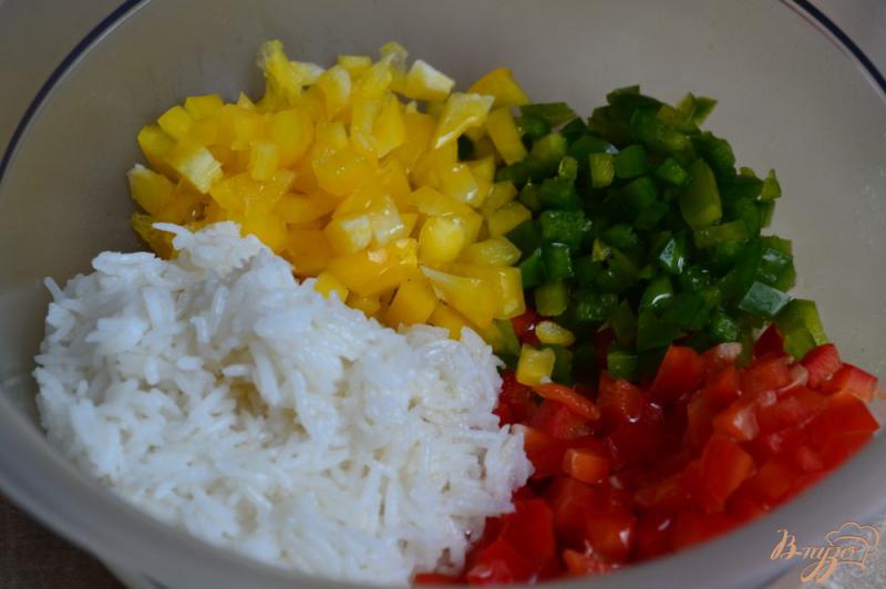 Фото приготовление рецепта: Салат со сладким перцем и рисом шаг №3
