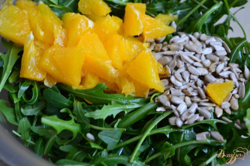 Фото приготовление рецепта: Салат из рукколы с апельсином и моцареллой шаг №3