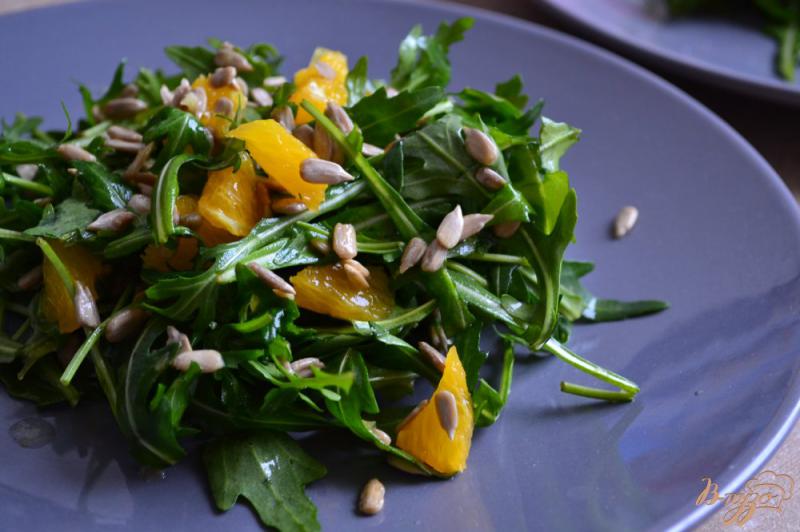 Фото приготовление рецепта: Салат из рукколы с апельсином и моцареллой шаг №4