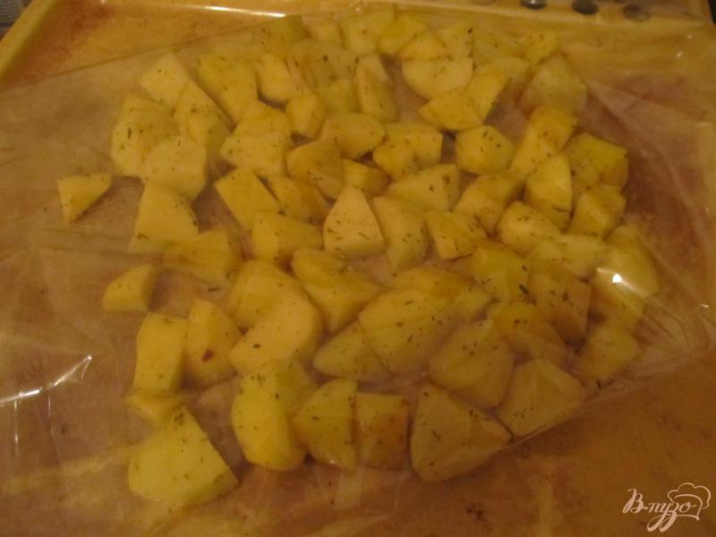 Фото приготовление рецепта: Утка запеченная с картофелем в рукаве шаг №4