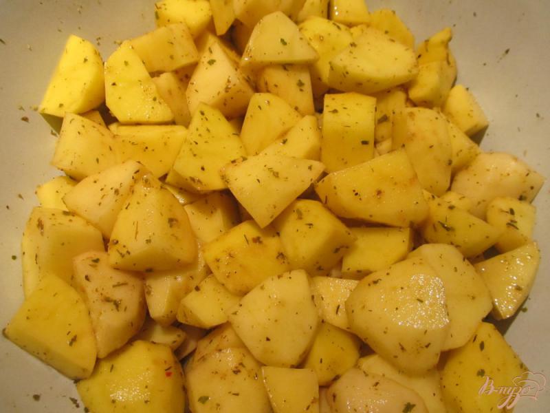 Фото приготовление рецепта: Утка запеченная с картофелем в рукаве шаг №3