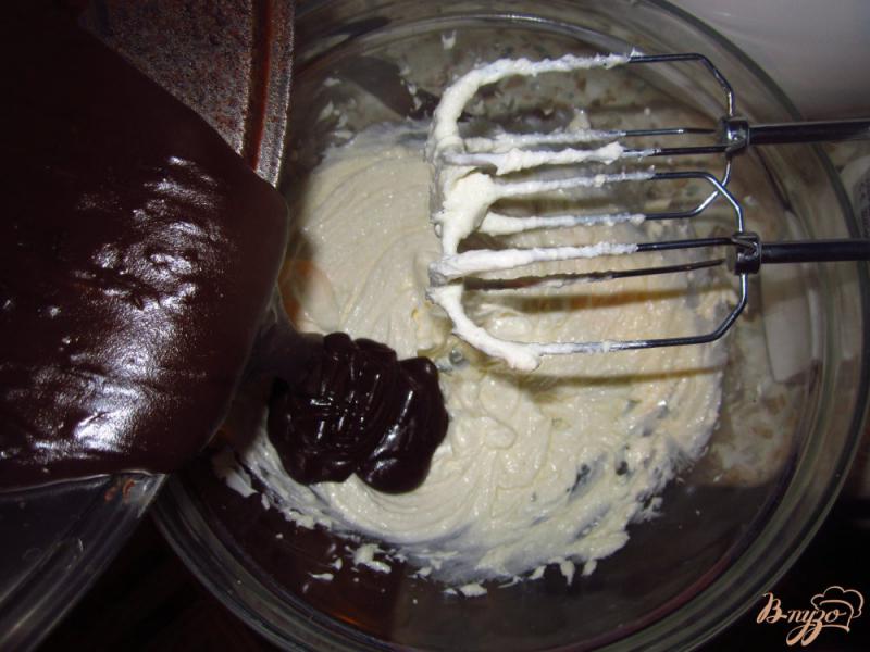 Фото приготовление рецепта: Бисквитный торт с шоколодно-масленым кремом шаг №5