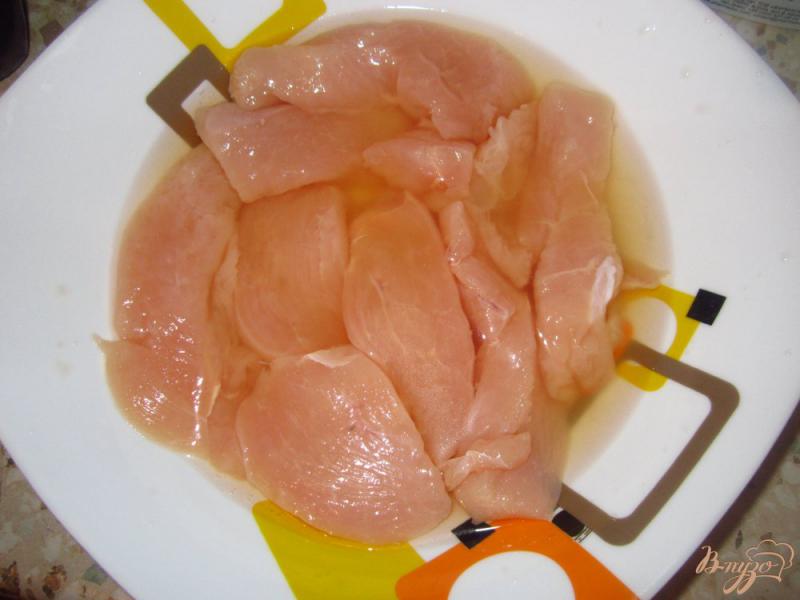 Фото приготовление рецепта: Куриное филе маринованное в пиве шаг №2