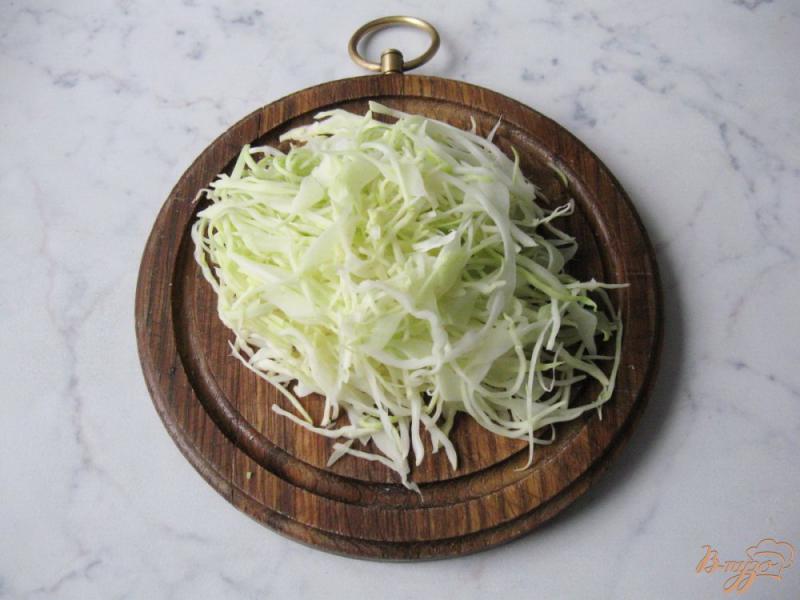 Фото приготовление рецепта: Капустный салат с яичной заливкой шаг №1