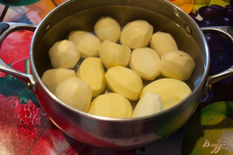 Фото приготовление рецепта: Быстрый картофель с беконом и грибами шаг №1