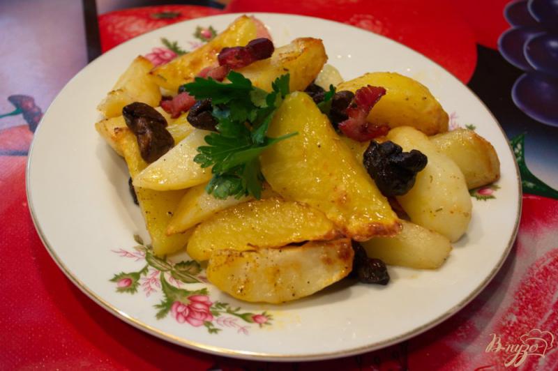 Фото приготовление рецепта: Быстрый картофель с беконом и грибами шаг №7