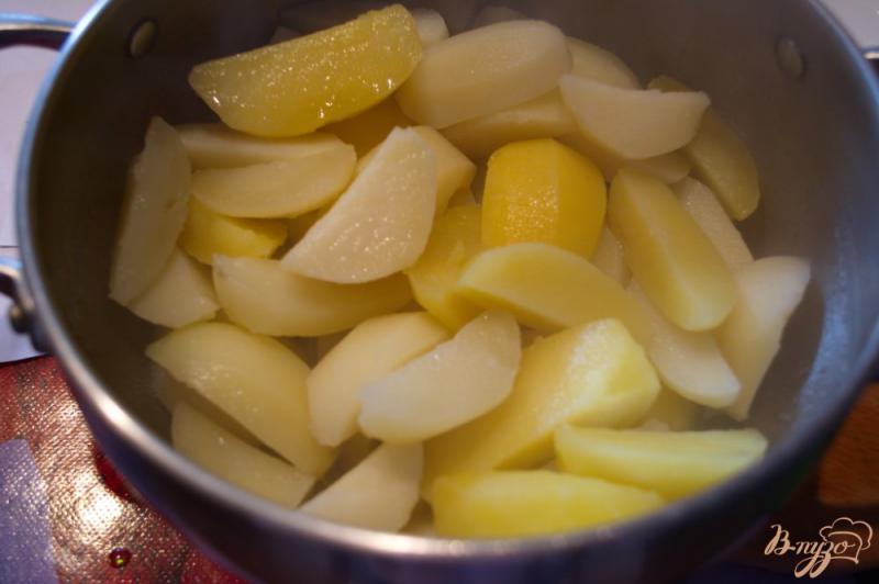 Фото приготовление рецепта: Быстрый картофель с беконом и грибами шаг №4