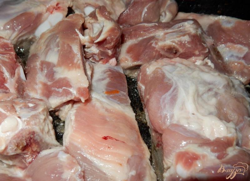 Фото приготовление рецепта: Свиные ребрышки с фасолью шаг №2