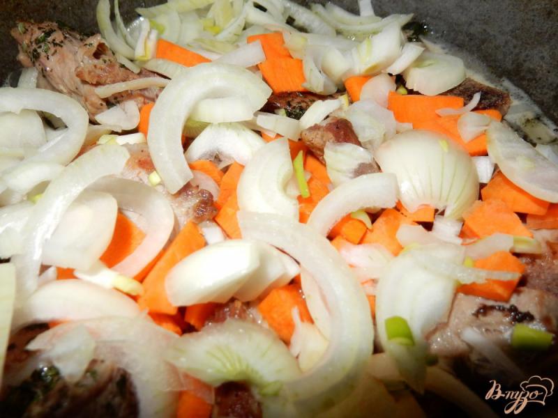 Фото приготовление рецепта: Свиные ребрышки с фасолью шаг №5