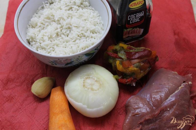 Фото приготовление рецепта: Рис с курицей и соевым соусом шаг №1
