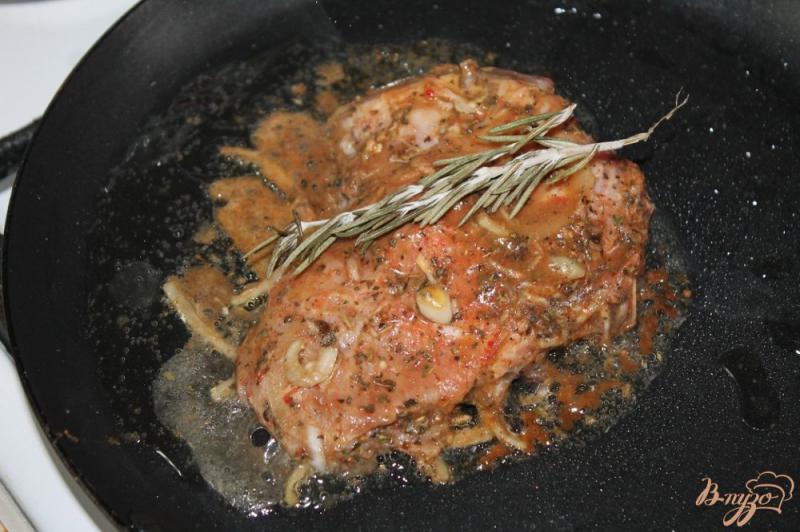 Фото приготовление рецепта: Свиной стейк с картофельным пюре шаг №5