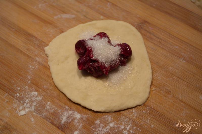 Фото приготовление рецепта: Пирожки с вишней шаг №3