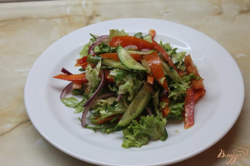 Фото приготовление рецепта: Салат из свежих овощей и куриной печени шаг №5