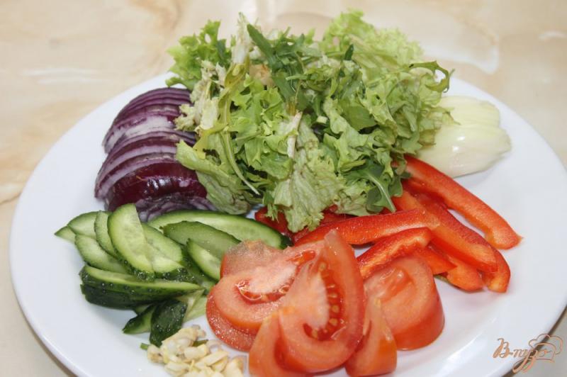 Фото приготовление рецепта: Салат из свежих овощей и куриной печени шаг №2