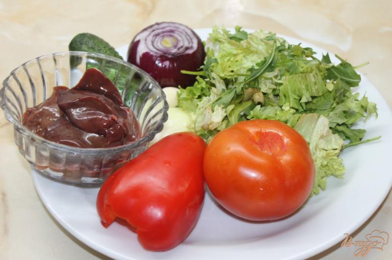 Фото приготовление рецепта: Салат из свежих овощей и куриной печени шаг №1