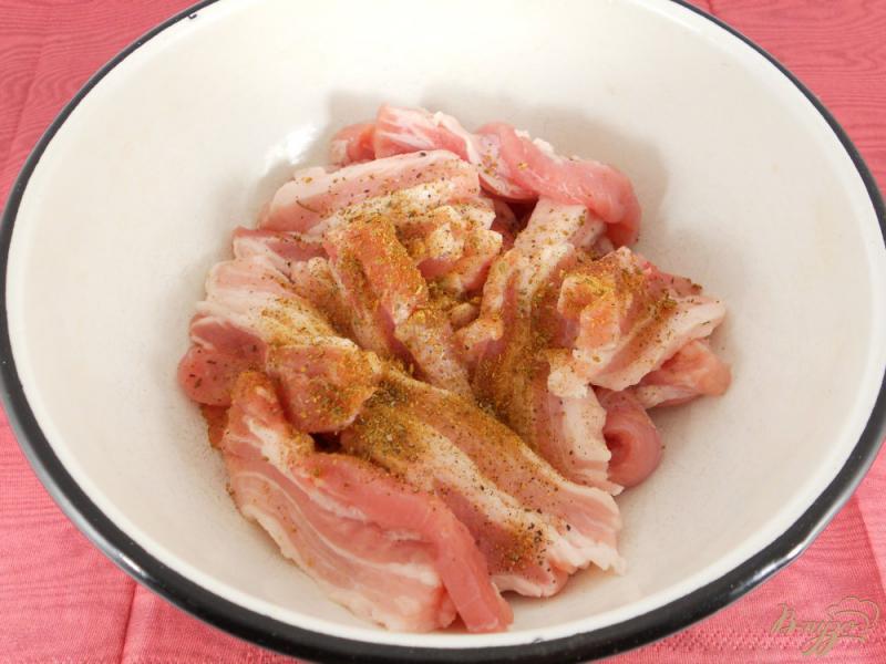 Фото приготовление рецепта: Свиная грудинка в соево-медовом маринаде шаг №2