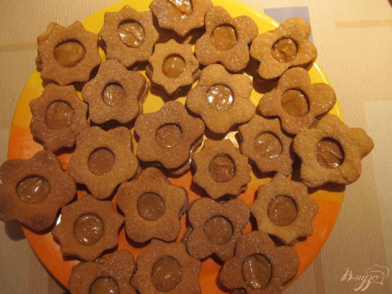 Фото приготовление рецепта: Печенье с начинкой из сгущенки шаг №5