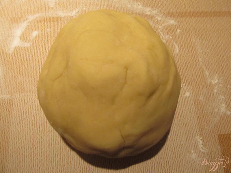 Фото приготовление рецепта: Печенье с начинкой из сгущенки шаг №3