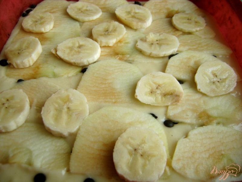 Фото приготовление рецепта: Яблочно-банановый пирог с шоколадными дропсами шаг №6