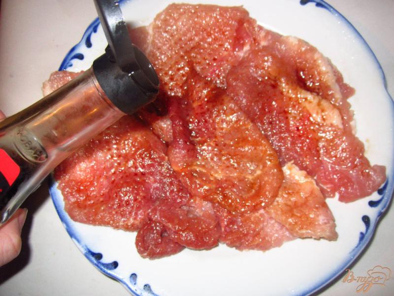 Фото приготовление рецепта: Свиные отбивные в соевом соусе и зеленым луком шаг №2