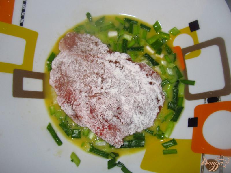 Фото приготовление рецепта: Свиные отбивные в соевом соусе и зеленым луком шаг №5