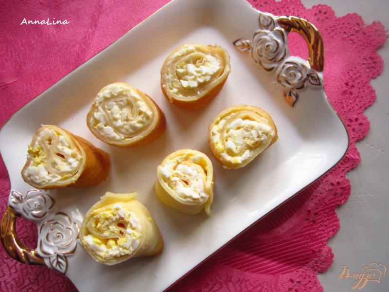 Фото приготовление рецепта: Тонкие блины с плавленым сырком и яйцом шаг №5