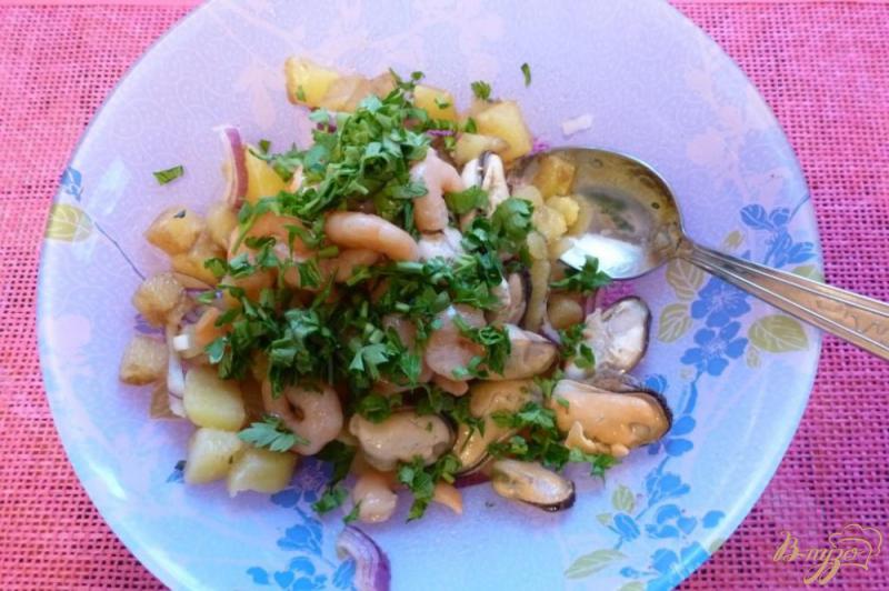 Фото приготовление рецепта: Салат с картофелем и морепродуктами шаг №4