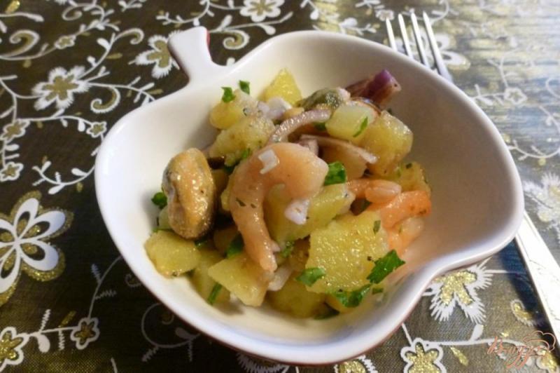Фото приготовление рецепта: Салат с картофелем и морепродуктами шаг №5