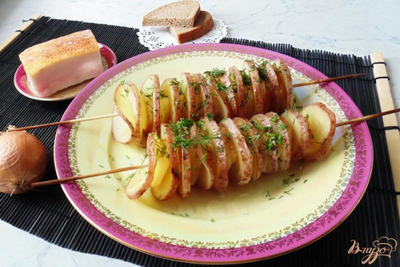 Фото приготовление рецепта: Картофель на шпажках, запеченный в фольге. шаг №7
