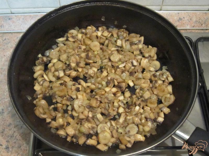 Фото приготовление рецепта: Запеканка с грибами и колбасой шаг №5
