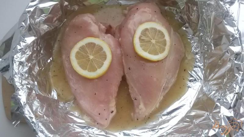 Фото приготовление рецепта: Куриные грудки в лимонном соусе шаг №3