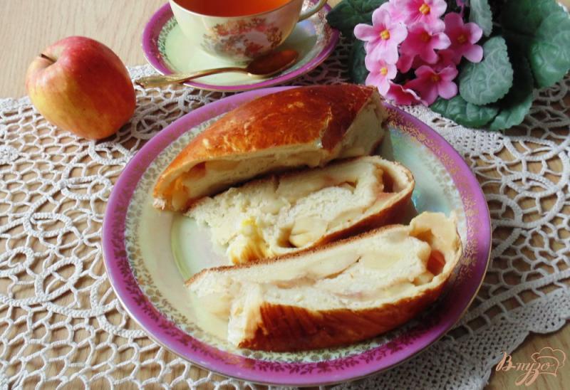 Фото приготовление рецепта: Сдобный пирог с яблоками и корицей шаг №11