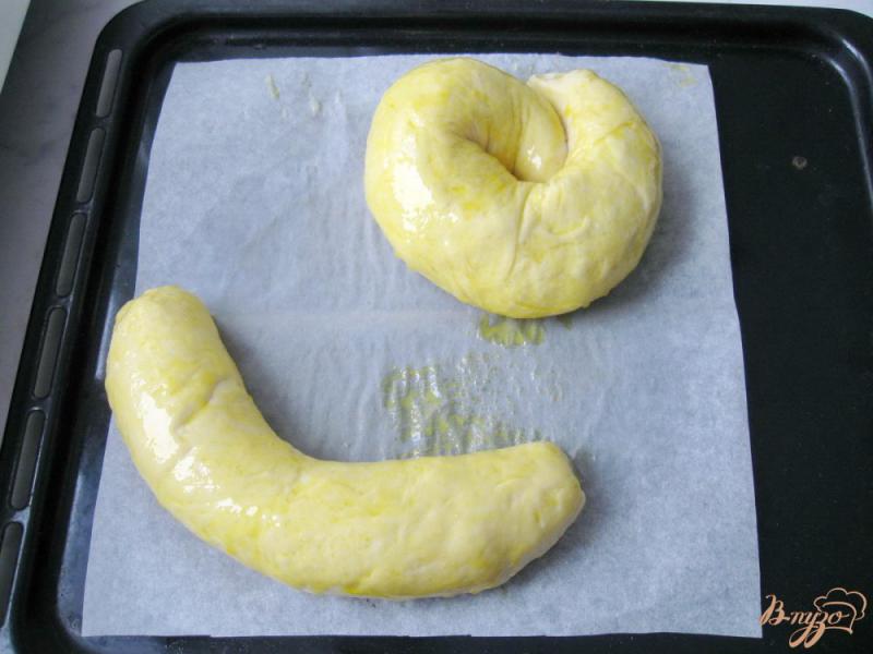 Фото приготовление рецепта: Сдобный пирог с яблоками и корицей шаг №9