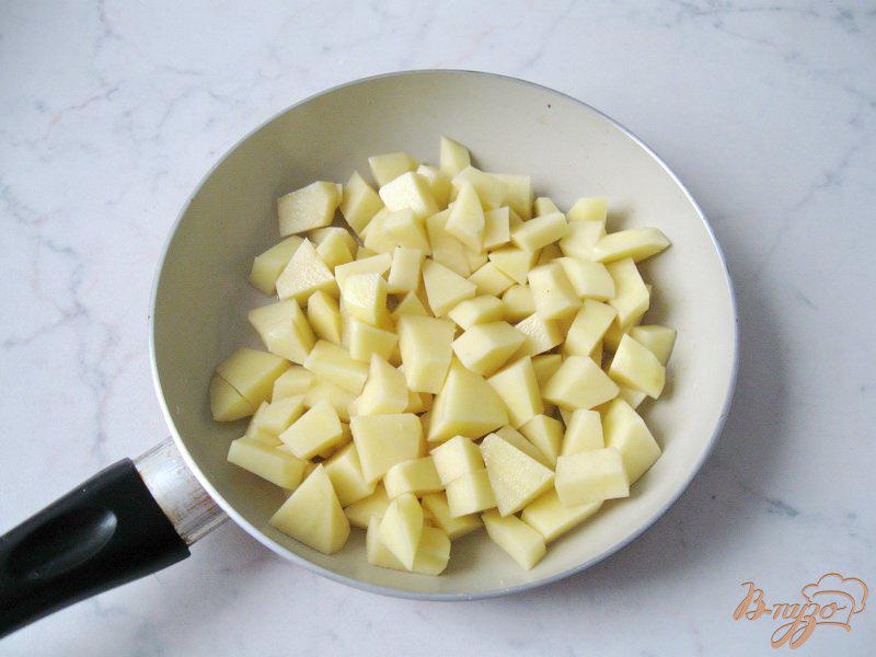 Фото приготовление рецепта: Сдобный пирог с яблоками и корицей шаг №6