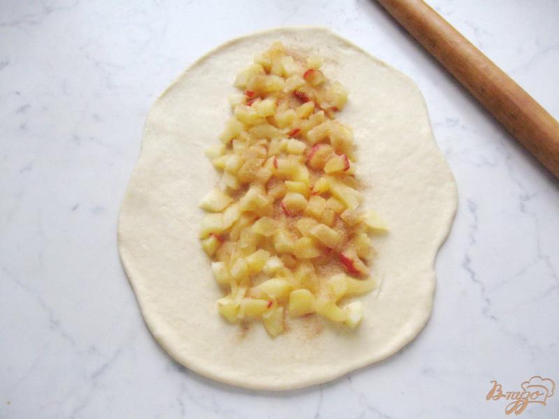 Фото приготовление рецепта: Сдобный пирог с яблоками и корицей шаг №7