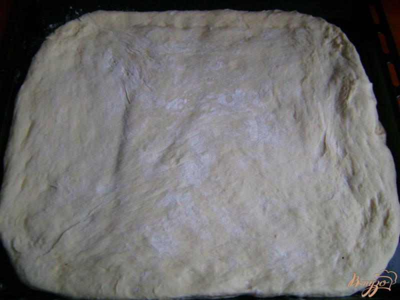 Фото приготовление рецепта: Пицца с сардельками и опятами шаг №4