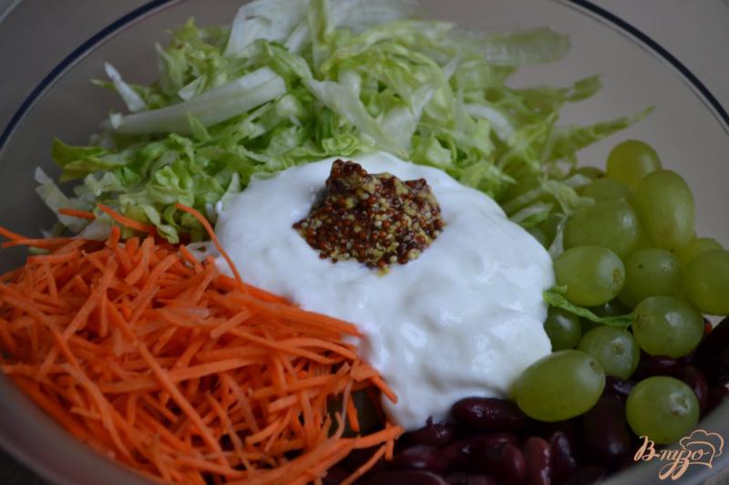 Фото приготовление рецепта: Салат с красной фасолью и виноградом шаг №4