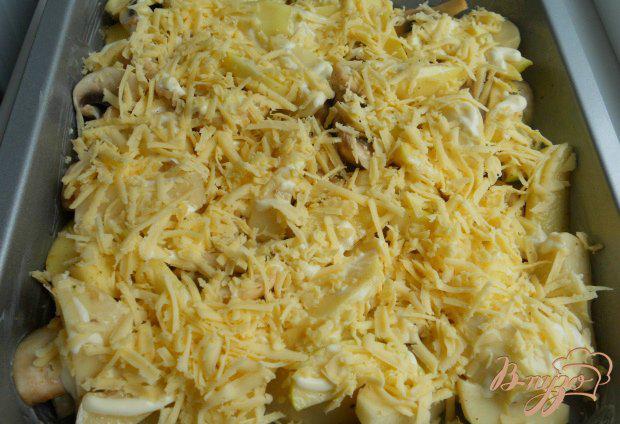 Фото приготовление рецепта: Картофель по-французски с грибами и яблоками шаг №4